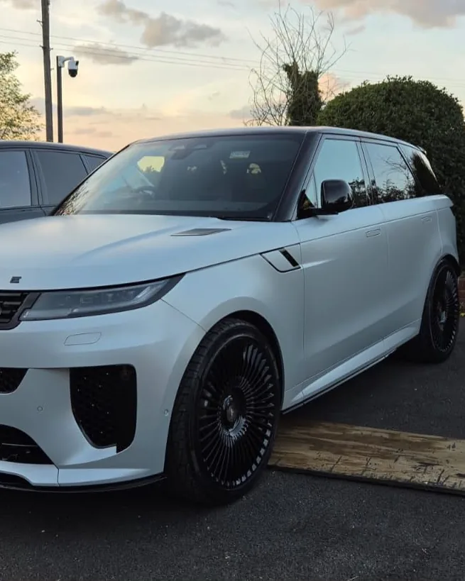 White Range Rover Sport SV